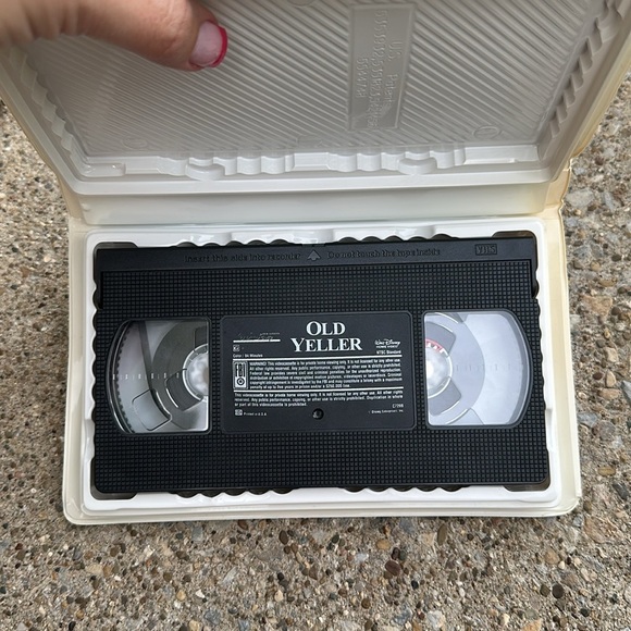 Old Yeller VHS Tape - Picture 4 of 4